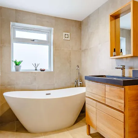 4 Bed In Newquay 83117 Holiday home