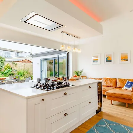 4 Bed In Newquay 83117 Holiday home